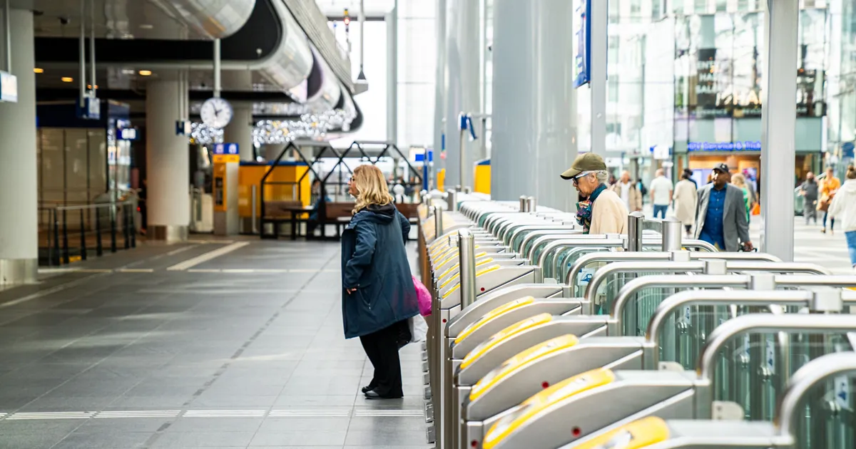 KeyCard - Door de stationspoortjes met een KeyCard | Reizen | NS