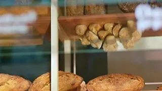 Versgebakken broden bij Bakkerij Louf in Amsterdam-West