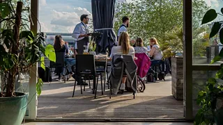 Lunchen op het terras bij Tolhuistuin in Amsterdam-Noord