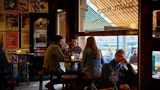 De Zwarte Ruiter in Den Haag: proosten in een echte bruine kroeg