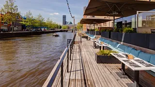 Proefverlof in Leeuwarden: borrel in de oudste gevangenis van Nederland