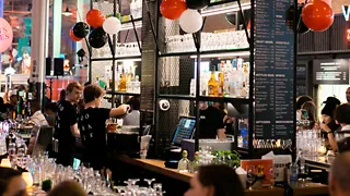 Een van de leukste borrelplekken van Amsterdam: Foodhallen