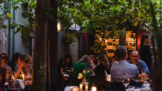 Proef waanzinnige wijnen bij Bistro Flores in Nijmegen