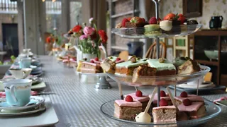 Stilleven in Breda: broodjes, taartjes en brocante
