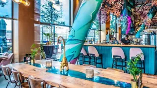 Kleurrijke high tea bij By Ami Urban Bistro in Den Haag
