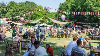 Proosten op foodtruckfestival TOOST