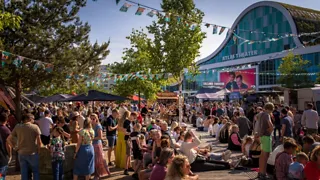 Eten en dansen op het Barrel Food Truck Fest in Emmen