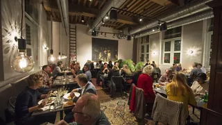 Gezellig tafelen op een bijzondere plek bij de Kloveniersdoelen Houttuinen