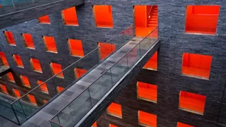 Een wereld van kleurrijk glas bij museum Beeld & Geluid
