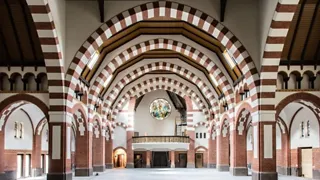 Springen in een eeuwenoude kerk bij Bounce Valley