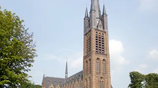 Bewonder Pierre Cuypers decoratieve Sint-Vituskerk