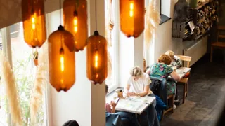 13:00 uur: Schuif aan bij kidsproof hotspot Your Coffee in Hilversum
