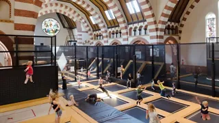 14:30 uur: Jumpen in een eeuwenoude kerk