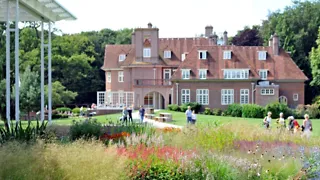 Verdwalen tussen beelden, bloemen en bossen bij Landgoed Voorlinden