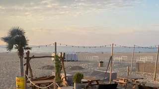 Relaxen onder een parasol en hapje eten aan het Zwarte Pad bij Scheveningen