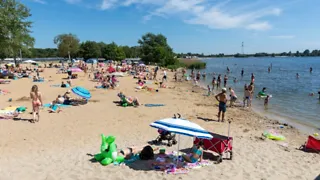 Neem een frisse duik bij Almeerderstrand