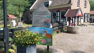 Dieren begroeten op Kinderboerderij De Klepperhoeve in Middelburg