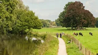 Wandelen langs Fort bij Rijnauwen bij Utrecht