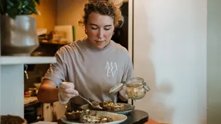10:00 uur: Koffie met een lekkernij bij café MAEV