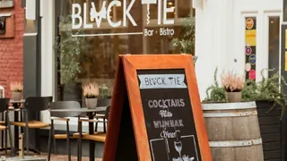 17:30 uur: Uit eten bij restaurant The Black Tie in hartje Assen