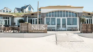 Verrassende hapjes in een vintage sfeer bij NIUS Beach House 