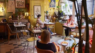 12:00: Lunch bij het kleurrijkste eetcafé van de stad