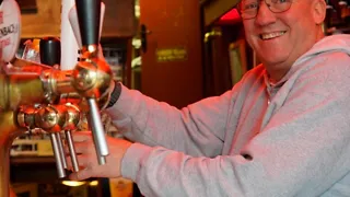 Het iconische bruincafé van de Jordaan: De Twee Zwaantjes