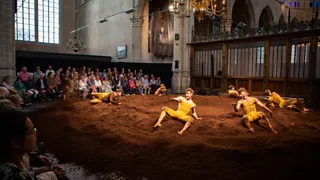 Fiets langs theater tijdens Karavaan Festival in Alkmaar
