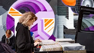 Vintage vondsten scoren in de IJ-Hallen in Amsterdam-Noord