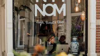 18:00 uur: Tapas eten op het terras van NomNom