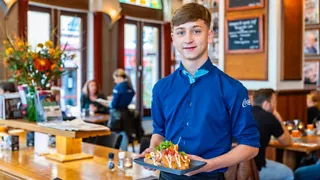 13:00 uur: Lunchen bij Café Central in het hart van de stad