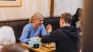 12:30 uur: Lunchen bij het vrolijke Happy Tosti