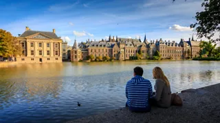 Mensen kijken en de skyline van de stad bewonderen bij de Hofvijver