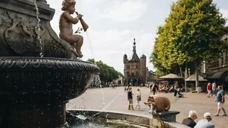 Startpunt van de route: de Brink en Museum De Waag