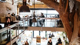 13:30 uur: Lunchen bij BACKYARD Rotterdam