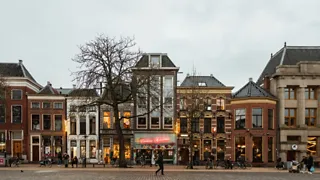 Tschumipaviljoen als podium voor grote installaties