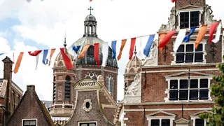 De Roode Steen, omringd door monumenten